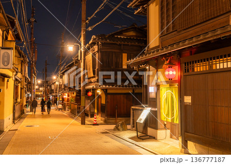 《京都府》祇園・夜の花見小路 136777187
