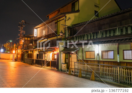 《京都府》祇園・夜の花見小路 136777192