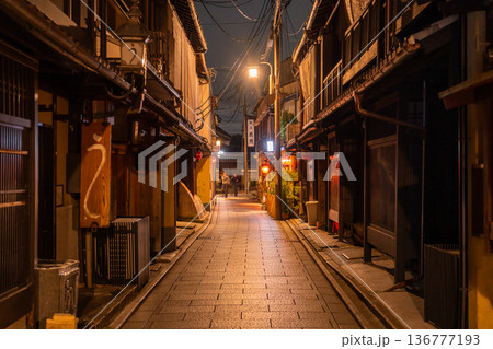 《京都府》祇園・夜の花見小路 《京都府》祇園・夜の花見小路 136777193