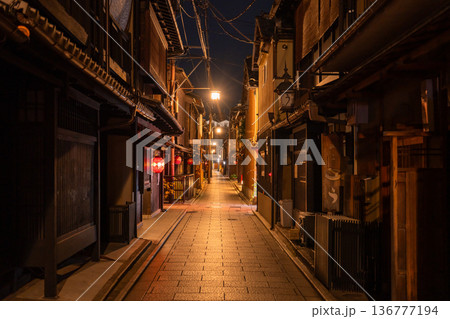 《京都府》祇園・夜の花見小路 《京都府》祇園・夜の花見小路 136777194