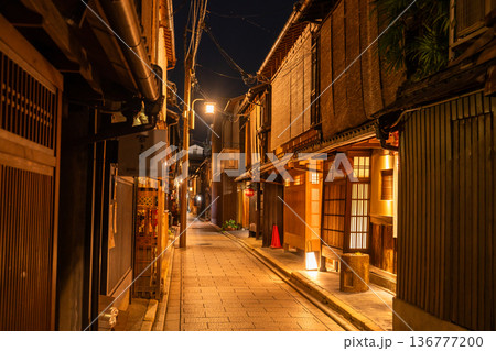 《京都府》祇園・夜の花見小路 136777200