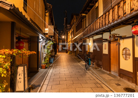 《京都府》祇園・夜の花見小路 136777201