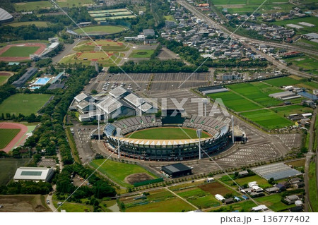 宮崎上空から撮影した野球場 136777402