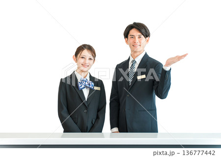 カウンター,フロントで働くコンシェルジュ,ホテリエ,フロントスタッフの男女(案内,紹介,おすすめ) カウンター,フロントで働くコンシェルジュ,ホテリエ,フロントスタッフの男女(案内,紹介,おすすめ) 136777442