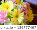 パステルカラーのかわいらしいブーケ 136777467