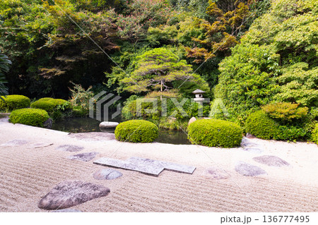 松江藩主　菩提寺　月照寺　書院から見る庭園 136777495