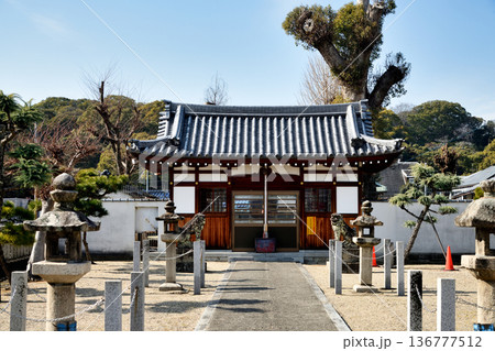 國府八幡神社(拝殿)　【大阪府藤井寺市】 136777512