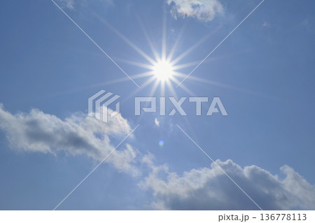 青空と太陽 直射日光 フリースペースイメージ( fix撮影 ) 青空と太陽 直射日光 フリースペースイメージ( fix撮影 ) 136778113