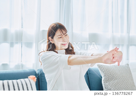 朝の自然光の中で深呼吸をしてリラックスする女性 136778267