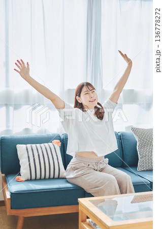 朝の自然光の中で深呼吸をしてリラックスする女性 136778272