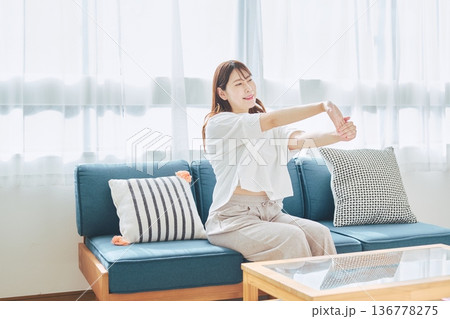 朝の自然光の中で深呼吸をしてリラックスする女性 136778275