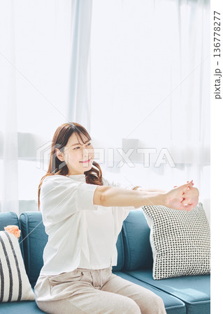 朝の自然光の中で深呼吸をしてリラックスする女性 136778277