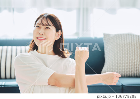 朝の自然光の中で深呼吸をしてリラックスする女性 136778288
