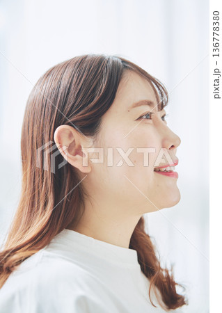 朝の光を感じて前向きな気持ちになる女性 136778380