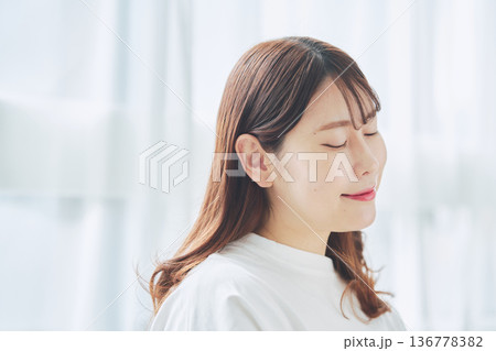 朝の光を感じて前向きな気持ちになる女性 朝の光を感じて前向きな気持ちになる女性 136778382