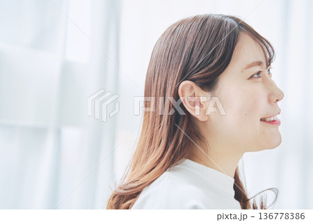 朝の光を感じて前向きな気持ちになる女性 136778386