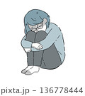 暗い女性 体育座り 眼鏡 136778444