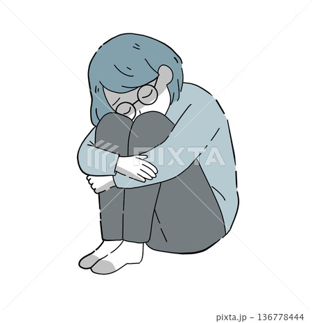 暗い女性 体育座り 眼鏡 136778444