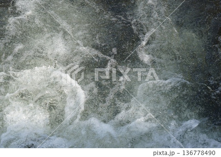 石に打ちつける水しぶき 石に打ちつける水しぶき 136778490