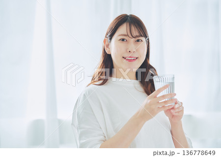 朝の水分補給で健康的な生活を送る女性 朝の水分補給で健康的な生活を送る女性 136778649
