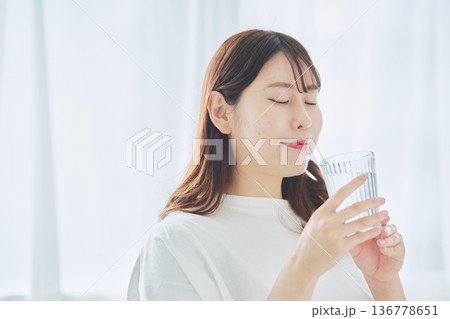 リラックスしながら水を飲む女性の日常生活 リラックスしながら水を飲む女性の日常生活 136778651