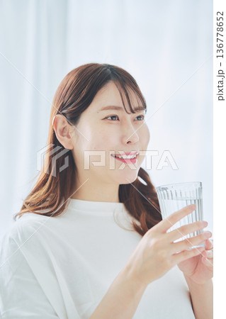リラックスしながら水を飲む女性の日常生活 136778652
