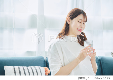 リラックスしながら水を飲む女性の日常生活 リラックスしながら水を飲む女性の日常生活 136778655