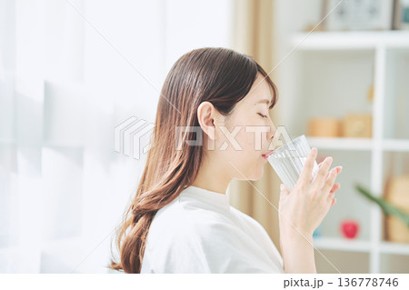 リラックスしながら水を飲む女性の日常生活 136778746