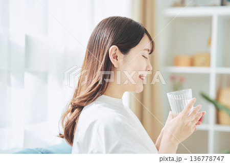 リラックスしながら水を飲む女性の日常生活 136778747