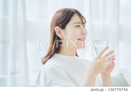 リラックスしながら水を飲む女性の日常生活 リラックスしながら水を飲む女性の日常生活 136778748