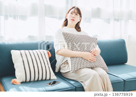 スマートフォンを置いてリラックスする女性の休息時間 スマートフォンを置いてリラックスする女性の休息時間 136778919