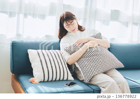 疲れて休息する女性のリラックスタイム 自宅生活 136778922