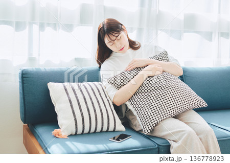 疲れて休息する女性のリラックスタイム 自宅生活 136778923