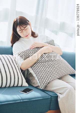 疲れて休息する女性のリラックスタイム 自宅生活 136778924