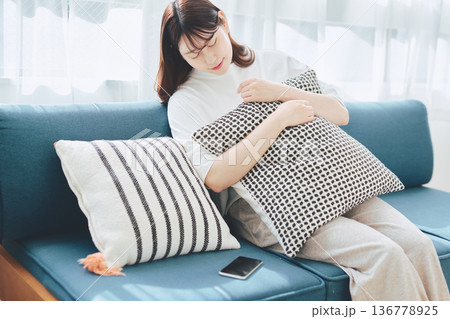 疲れて休息する女性のリラックスタイム 自宅生活 136778925