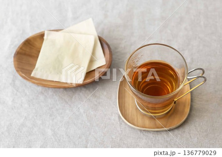 耐熱グラスに入れたセンナ茶とお茶パック 耐熱グラスに入れたセンナ茶とお茶パック 136779029