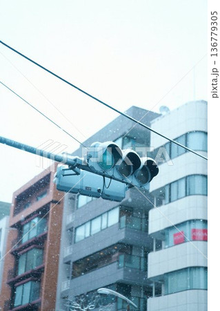 雪と信号機 136779305