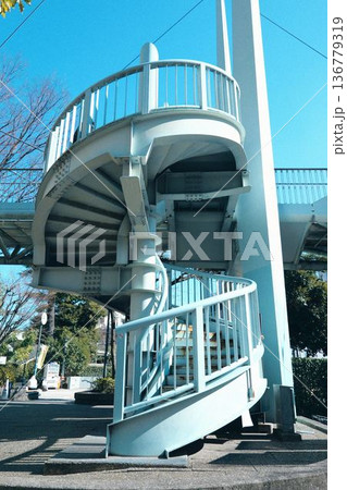 螺旋階段と青空 136779319