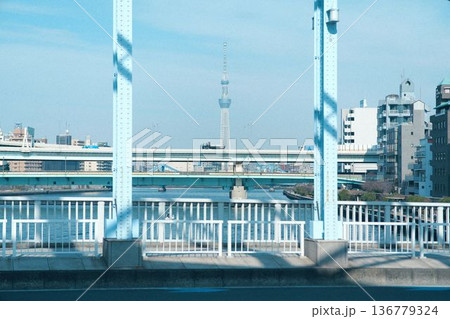 東京の橋から見えるスカイツリー 東京の橋から見えるスカイツリー 136779324