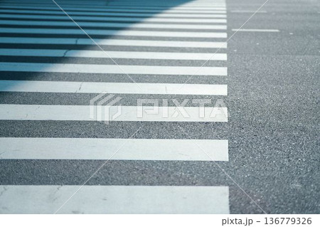 横断歩道のある横断道路 136779326