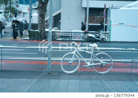 雪の日街角に停められた自転車 雪の日街角に停められた自転車 136779344