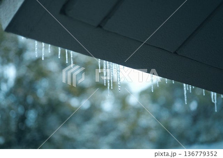 窓についた氷柱 136779352