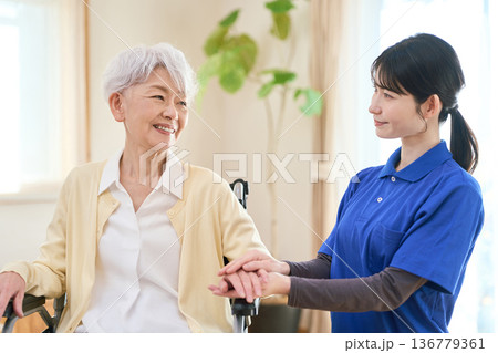 シニアに手を添えるアジア人訪問介護士 シニアに手を添えるアジア人訪問介護士 136779361
