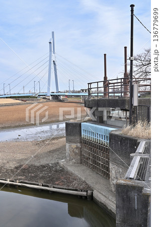 越谷散歩・水門（水圦(みずいり)　越谷市瓦曽根 136779699