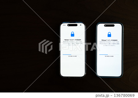 新規買換えのスマホにデータバックアップするシーン 136780069