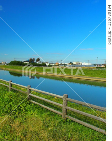 風のない秋の朝の坂川放水路風景 136780194