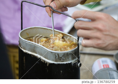 飯盒でカレーを作る男性 136780259
