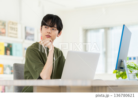 オフィスで働く若いエンジニアの男性 オフィスで働く若いエンジニアの男性 136780621