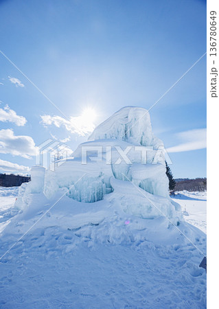 氷の山　雄大な雪原の情景 136780649