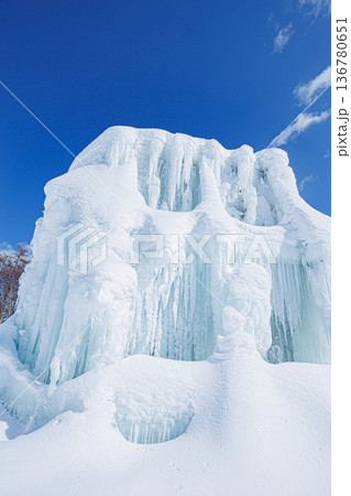 氷の山　雄大な雪原の情景 136780651